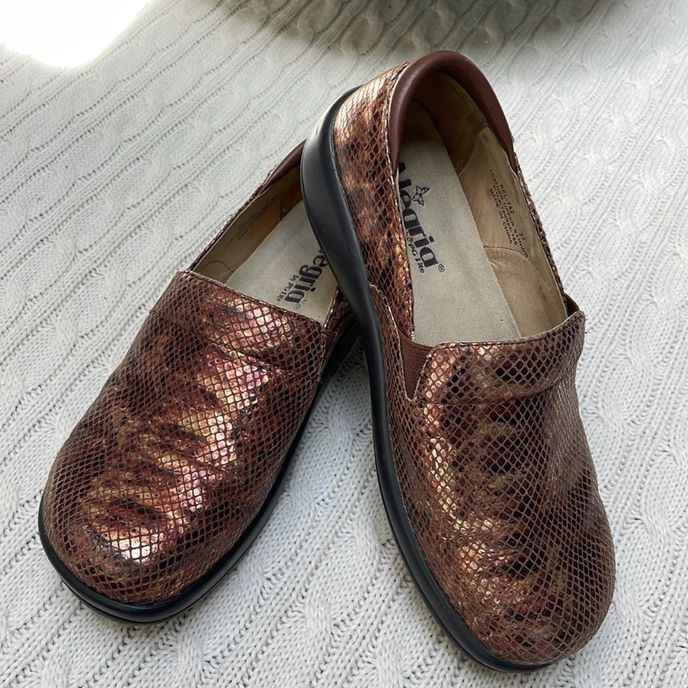Women’s Alegria Sz 37 Bronze/Copper Snake Print Clogs. Slip resistant. Leather
